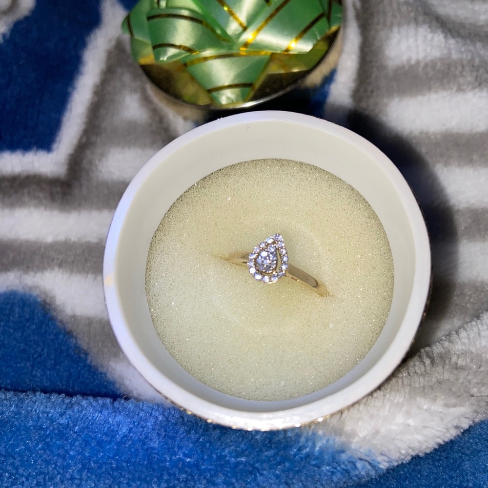 Engagement ring - Picture 3 of 4